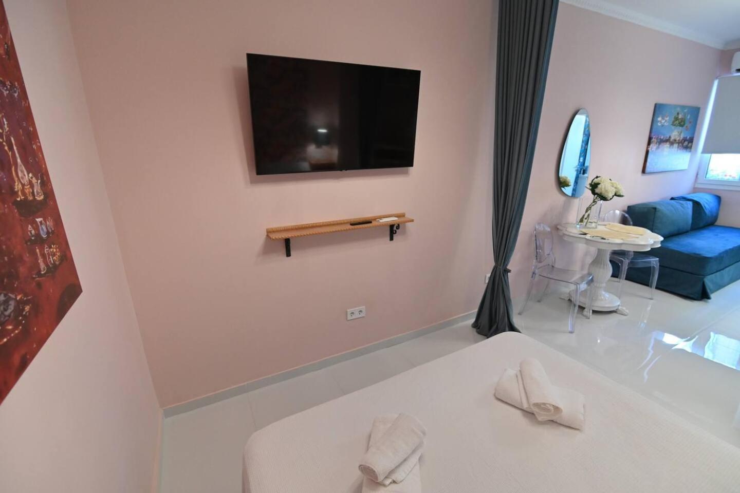 Warm & Cozy - 2 * Athens